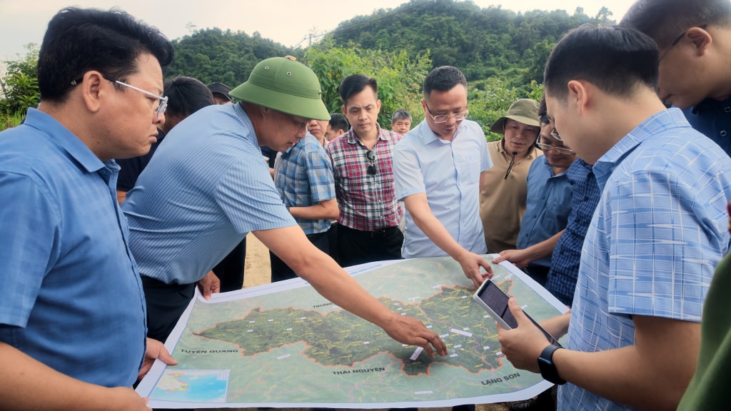Đo&agrave;n c&ocirc;ng t&aacute;c Cục H&agrave;ng kh&ocirc;ng Việt Nam khảo s&aacute;t thực địa c&aacute;c vị tr&iacute; dự kiến x&acirc;y dựng Cảng h&agrave;ng kh&ocirc;ng Cao Bằng tại địa phận x&atilde; Thạch An.