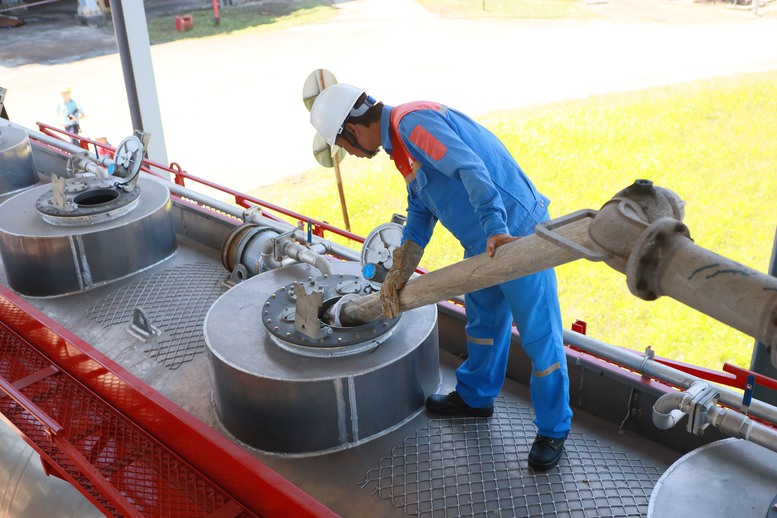 Nh&acirc;n sự thực hiện xuất b&aacute;n ethanol tại trạm xuất sản phẩm đường bộ tại Nh&agrave; m&aacute;y Nhi&ecirc;n liệu sinh học Dung Quất