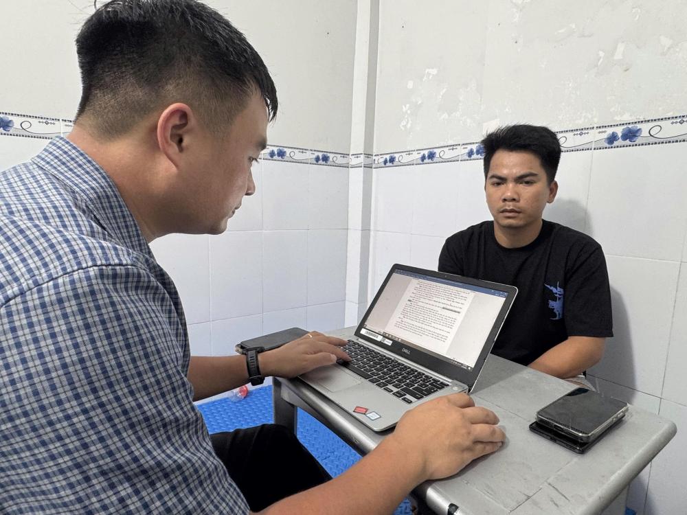 Đối tượng Nguyễn Ch&iacute; Thanh (&aacute;o đen, sinh năm 1995, tr&uacute; tại tỉnh An Giang)