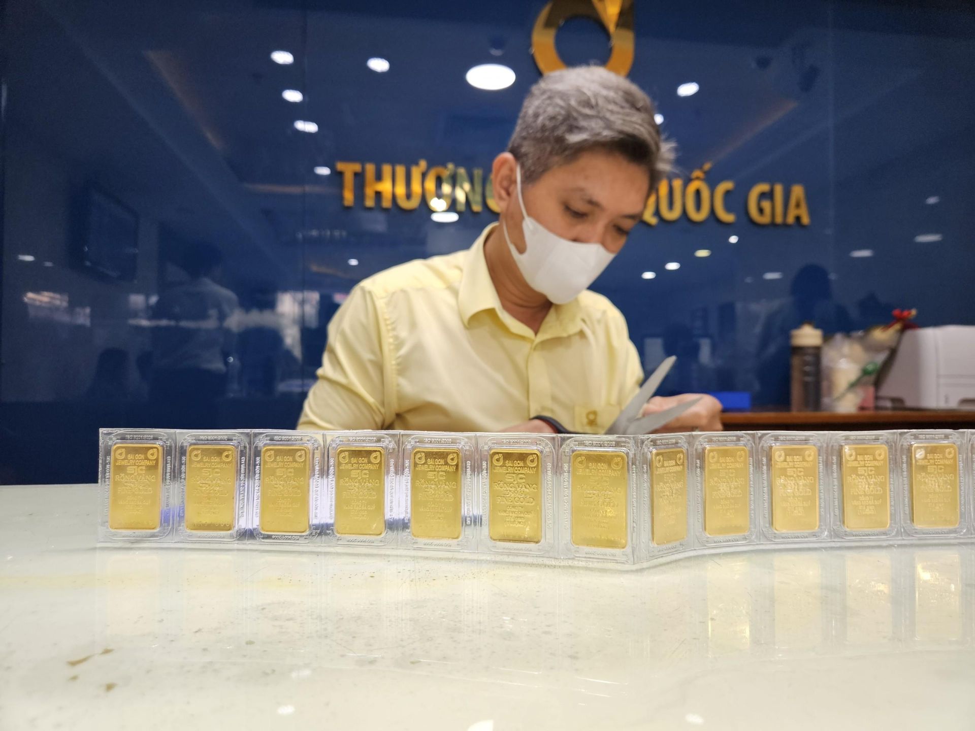 Giá vàng hôm nay 15/6: Vàng SJC neo cao, chuyên gia vẫn cảnh báo rủi ro