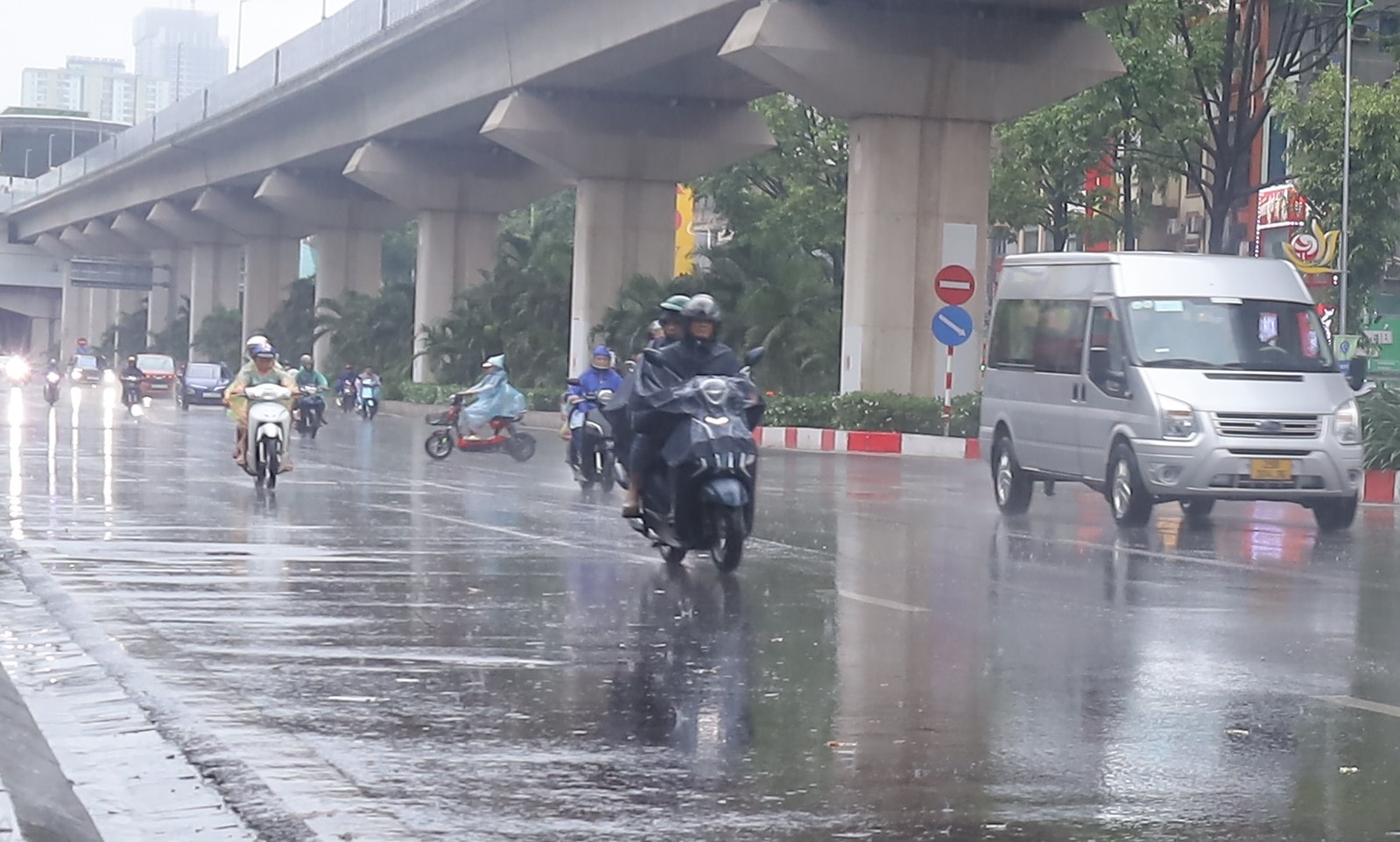 Thời tiết ngày 15/6: Bắc Bộ mưa diện rộng, miền Trung duy trì nắng nóng