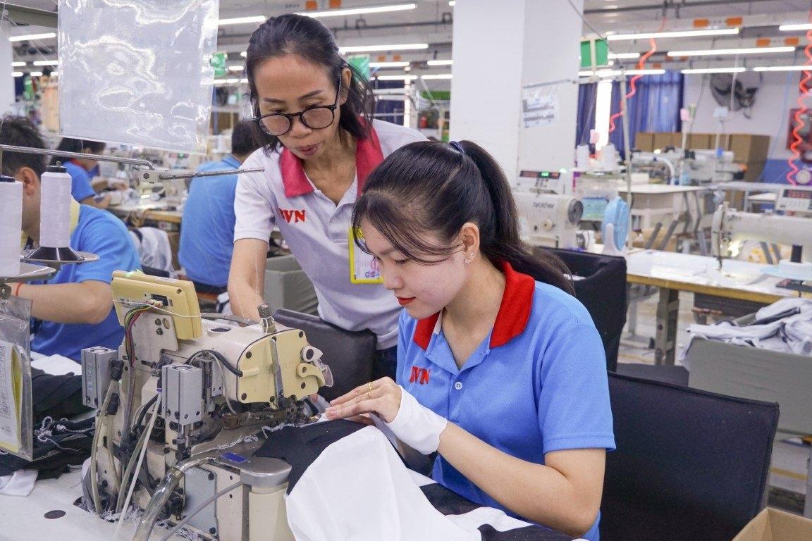 Techcombank cho rằng rủi ro thậm ch&iacute; c&oacute; thể chuyển h&oacute;a th&agrave;nh cơ hội khi Mỹ đang xem x&eacute;t giảm thuế đối với một số nh&oacute;m h&agrave;ng may mặc nhập khẩu