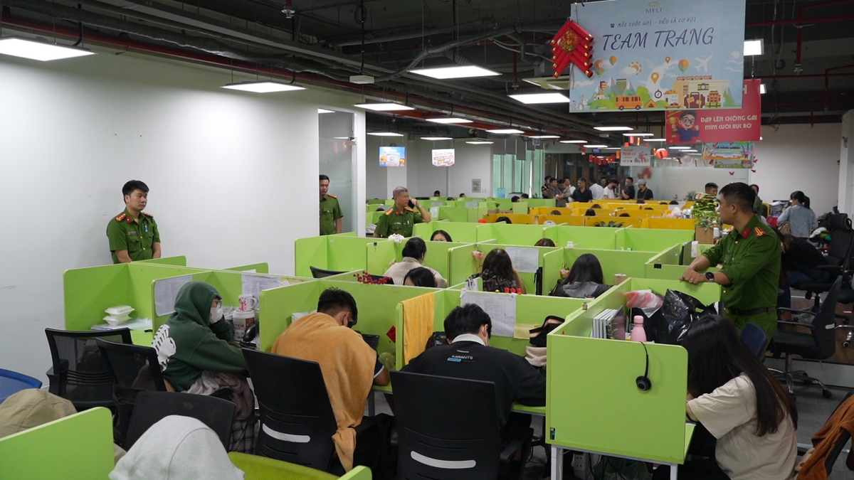 C&aacute;c đối tượng l&agrave;m việc tại c&aacute;c c&ocirc;ng ty khi bị kh&aacute;m x&eacute;t. Ảnh: Cổng th&ocirc;ng tin điện tử Bộ C&ocirc;ng an.