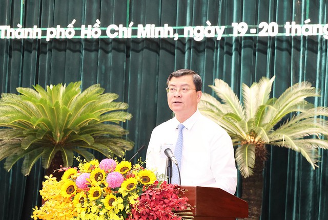 Ph&oacute; Chủ tịch UBND TPHCM Nguyễn C&ocirc;ng Vinh tr&igrave;nh b&agrave;y b&aacute;o c&aacute;o kinh tế - x&atilde; hội 6 th&aacute;ng đầu năm 2026 tại kỳ họp thứ ba HĐND TPHCM kh&oacute;a XI, nhiệm kỳ 2026-2031