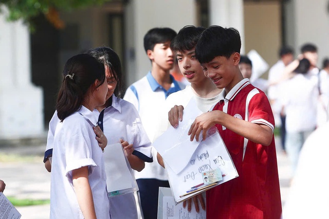 Hà Nội tuyển sinh lớp 10: Hơn 80% thí sinh trúng tuyển công lập