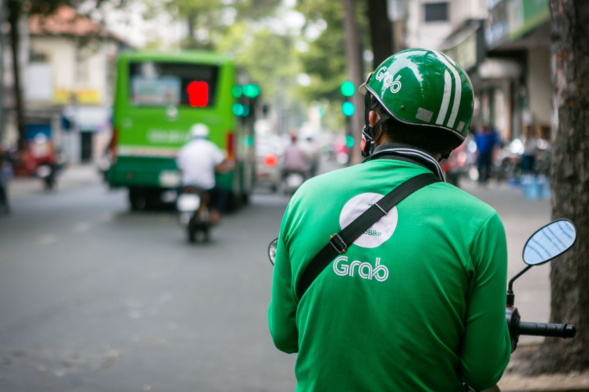 Đề xuất đưa shipper, tài xế công nghệ vào diện đóng BHXH bắt buộc: Bộ Nội vụ nói gì?
