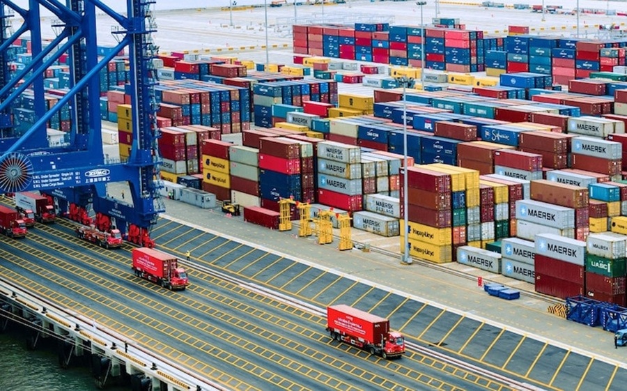 Thương mại lập kỷ lục, nhập khẩu tư liệu sản xuất tăng mạnh