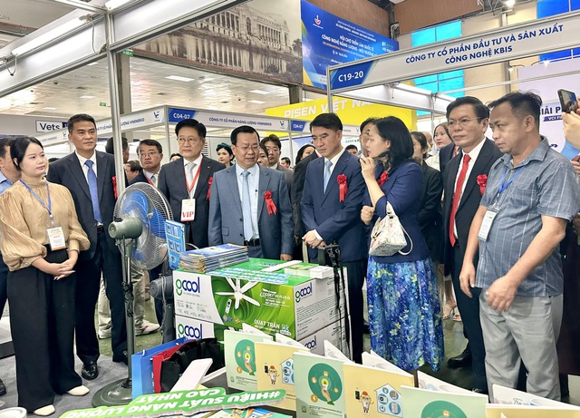 C&aacute;c đại biểu tham quan gian h&agrave;ng tại Hội chợ Triển l&atilde;m ENTECH HANOI 2026. Ảnh: VGP/Th&ugrave;y Linh