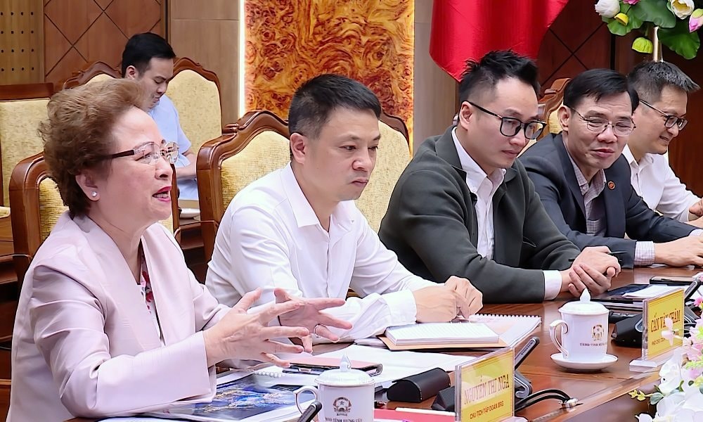 B&agrave; Nguyễn Thị Nga - Chủ tịch Tập đo&agrave;n BRG ph&aacute;t biểu tại buổi l&agrave;m việc (nguồn ảnh: UBND tỉnh Hưng Y&ecirc;n).