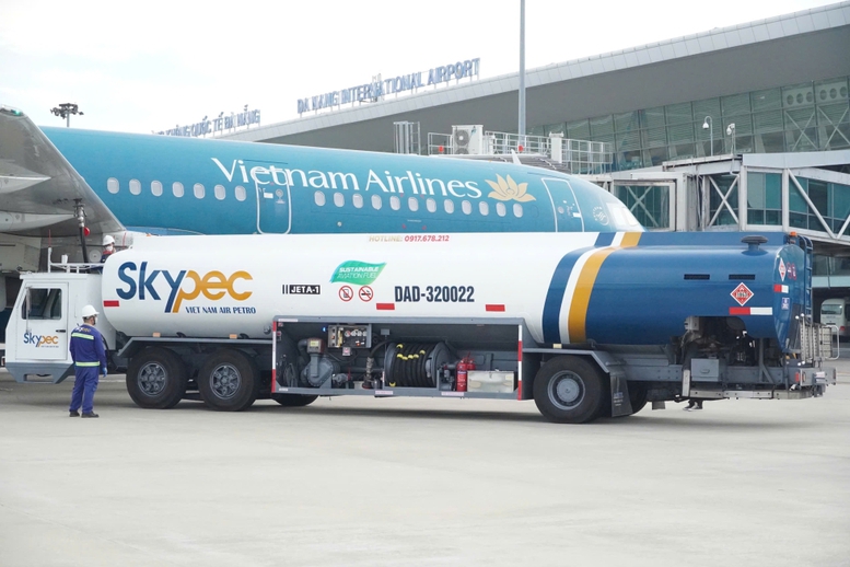 Skypec đang thực hiện tra nạp nhi&ecirc;n liệu h&agrave;ng kh&ocirc;ng bền vững SAF cho t&agrave;u bay của Vietnam Airlines tại Cảng h&agrave;ng kh&ocirc;ng quốc tế Đ&agrave; Nẵng