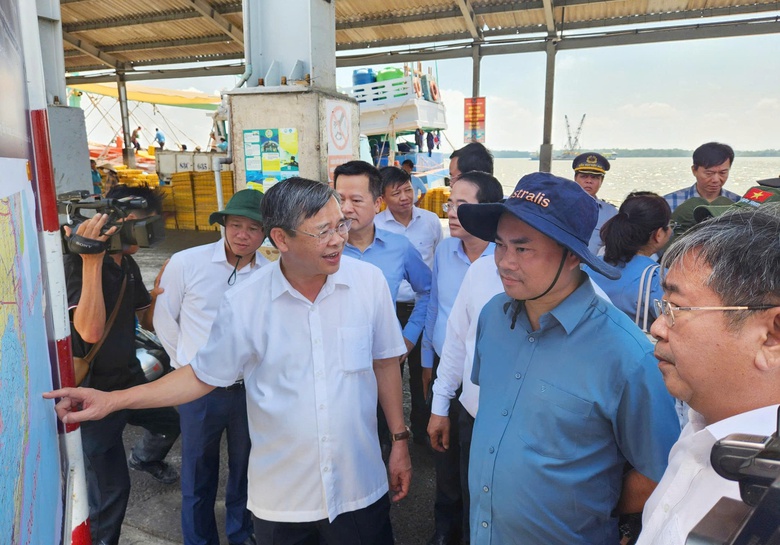 &Ocirc;ng Trương Cảnh Tuy&ecirc;n, Chủ tịch UBND TP Cần Thơ (b&igrave;a tr&aacute;i, h&agrave;ng đầu) tr&igrave;nh b&agrave;y quy hoạch cảng Trần Đề với Bộ trưởng Bộ N&ocirc;ng nghiệp v&agrave; M&ocirc;i trường Trịnh Việt H&ugrave;ng tại đợt khảo s&aacute;t th&aacute;ng 5/2026.