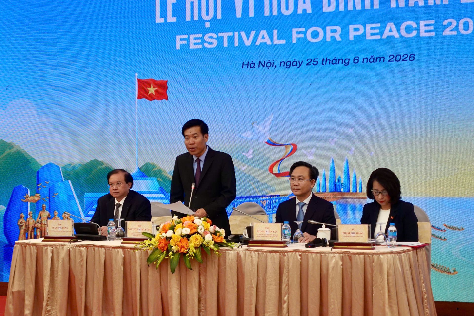 &Ocirc;ng Nguyễn Mạnh Cường, Ủy vi&ecirc;n Trung ương Đảng, Ph&oacute; B&iacute; thư Thường trực Đảng ủy, Thứ trưởng Bộ Ngoại giao ph&aacute;t biểu tại họp b&aacute;o