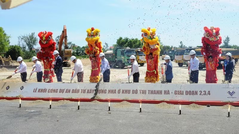 C&aacute;c đại biểu thực hiện nghi thức khởi c&ocirc;ng dự &aacute;n.