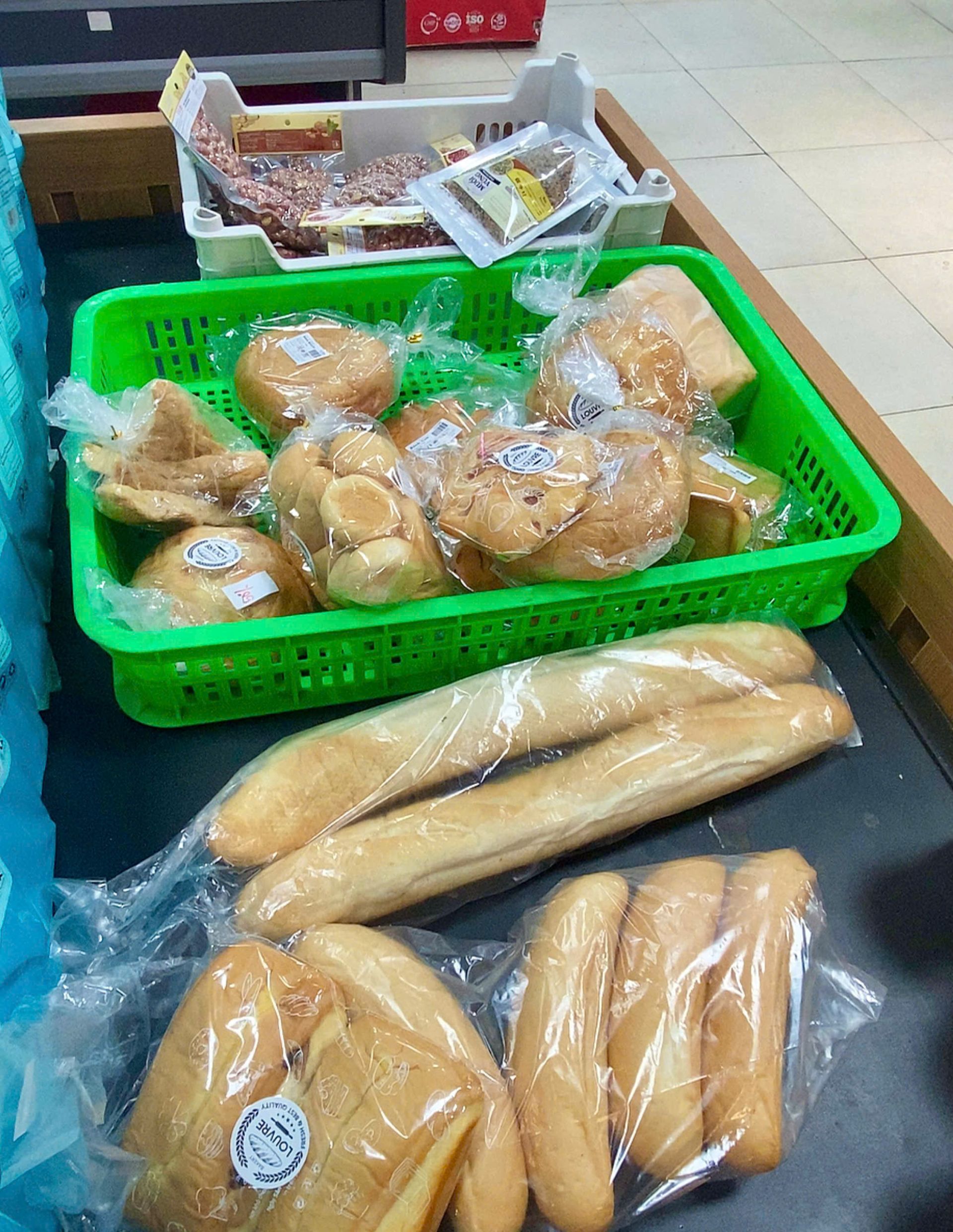 Ph&oacute;ng vi&ecirc;n ghi nhận một số loại b&aacute;nh tại cơ sở T-Mart Golden An Kh&aacute;nh được b&agrave;y b&aacute;n chỉ với t&uacute;i ni l&ocirc;ng bọc b&ecirc;n ngo&agrave;i, kh&ocirc;ng c&oacute; nh&atilde;n m&aacute;c hoặc th&ocirc;ng tin sản phẩm.