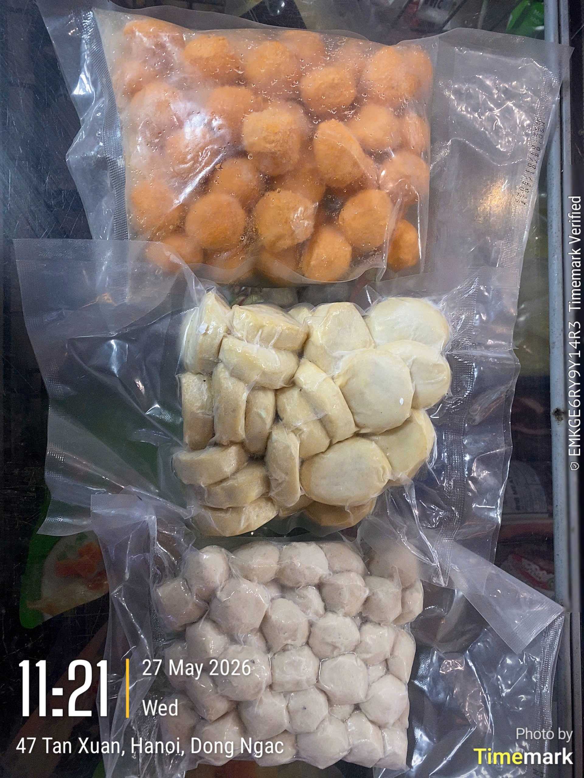 Ph&oacute;ng vi&ecirc;n ghi nhận tại cơ sở T-Mart 47 T&acirc;n Xu&acirc;n, một số thực phẩm đ&ocirc;ng lạnh được h&uacute;t ch&acirc;n kh&ocirc;ng bằng t&uacute;i ni l&ocirc;ng, kh&ocirc;ng c&oacute; nh&atilde;n m&aacute;c, th&ocirc;ng tin về nguồn gốc, xuất xứ, ng&agrave;y sản xuất v&agrave; hạn sử dụng