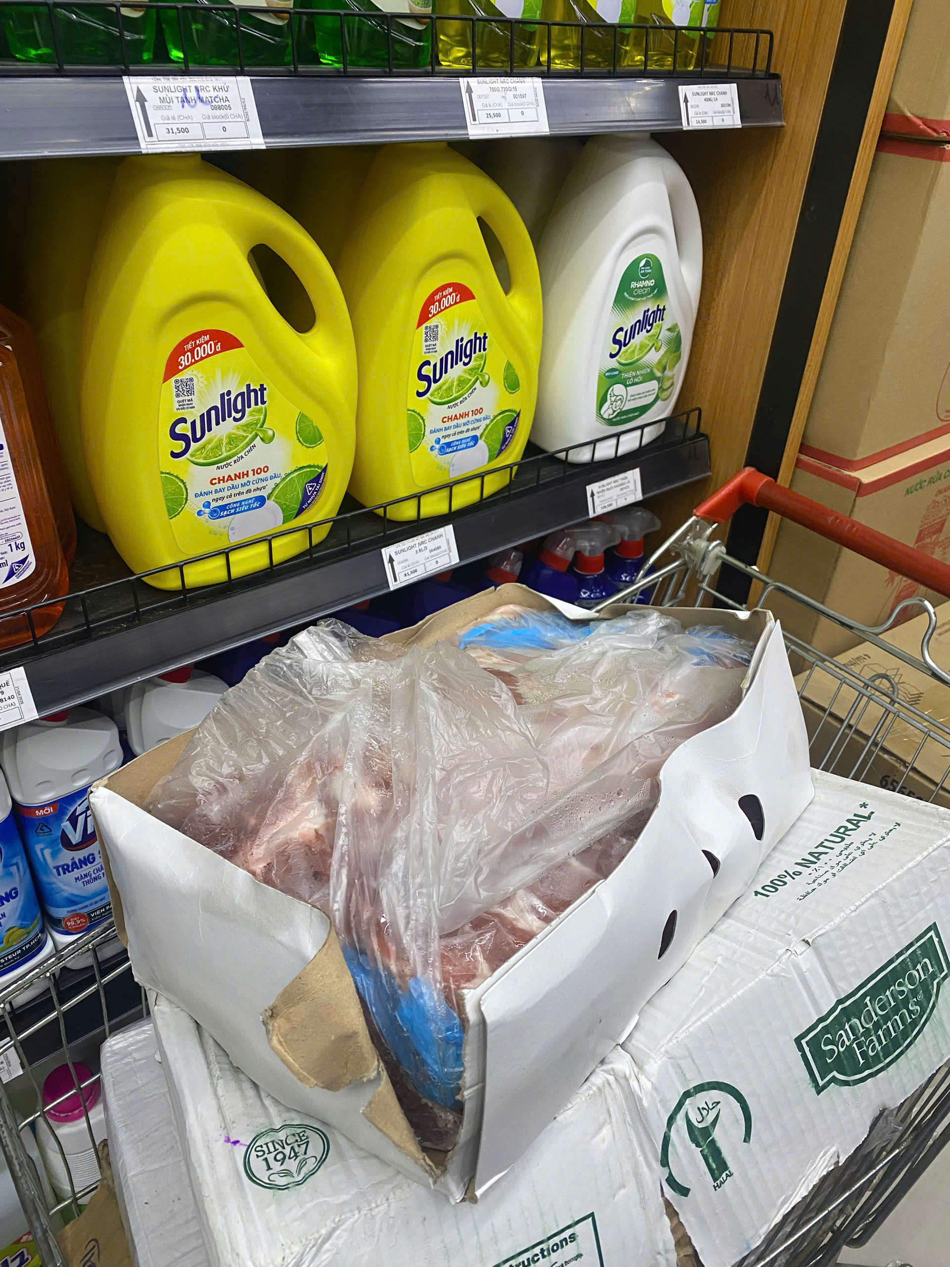 Tại cơ sở T-Mart số 59 Xu&acirc;n La, ph&oacute;ng vi&ecirc;n ghi nhận một sản phẩm thịt đ&ocirc;ng lạnh được bọc bằng t&uacute;i ni l&ocirc;ng, đặt tr&ecirc;n xe đẩy gần khu vực b&agrave;y b&aacute;n c&aacute;c sản phẩm chất tẩy rửa gia dụng, kh&ocirc;ng c&oacute; nh&atilde;n m&aacute;c v&agrave; th&ocirc;ng tin về nguồn gốc, xuất xứ
