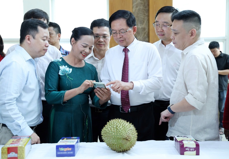 Ph&oacute; Thủ tướng Hồ Quốc Dũng trải nghiệm truy xuất nguồn gốc n&ocirc;ng sản với sản phẩm sầu ri&ecirc;ng - Ảnh: VGP/Gia Huy