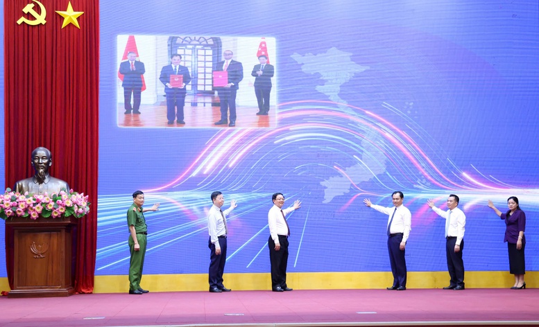 Ph&oacute; Thủ tướng Hồ Quốc Dũng v&agrave; c&aacute;c đại biểu bấm n&uacute;t ra mắt Hệ thống truy xuất nguồn gốc n&ocirc;ng sản - Ảnh: VGP/Gia Huy