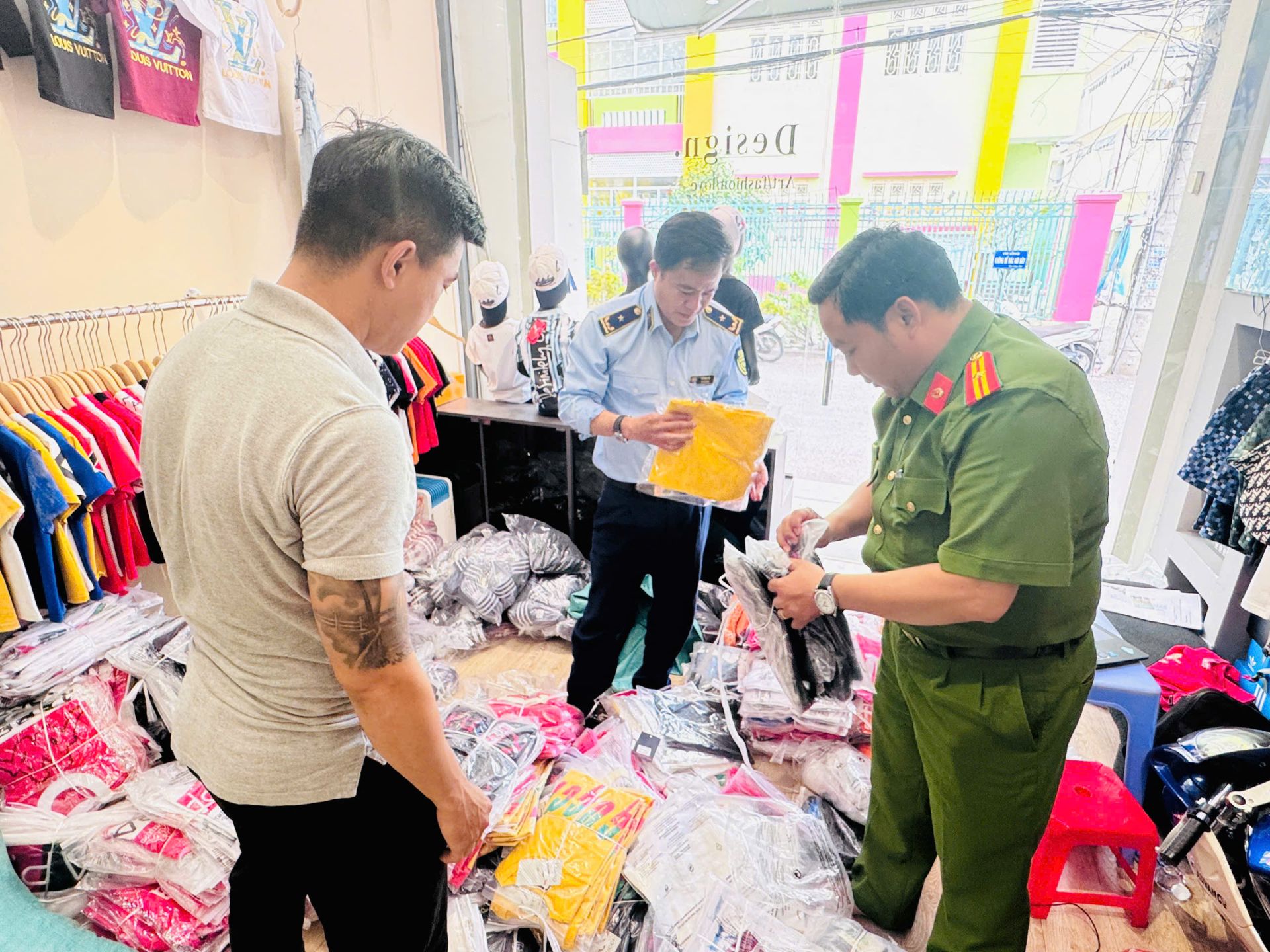 Cần Thơ tạm giữ 1.143 sản phẩm thời trang trẻ em giả mạo nhãn hiệu
