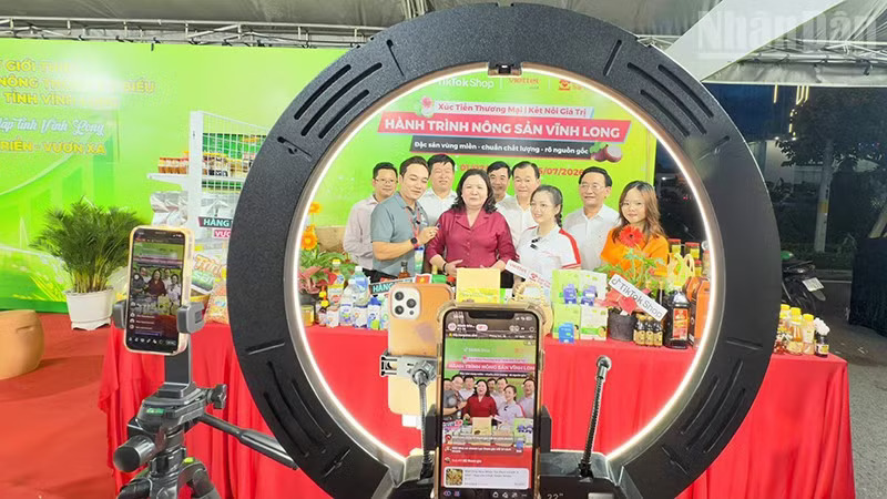 L&atilde;nh đạo tỉnh Vĩnh Long tham quan gian h&agrave;ng livestream.