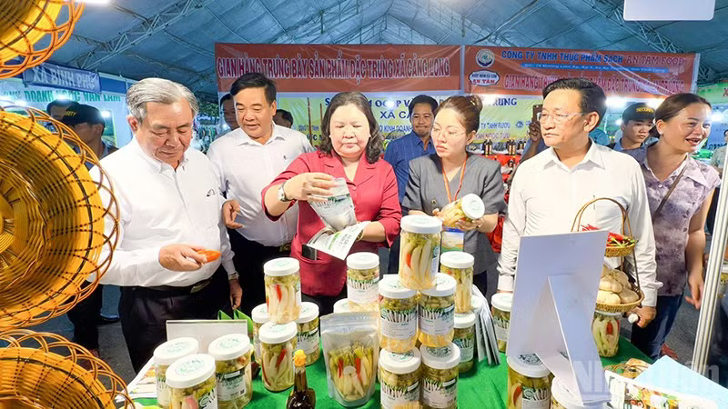 Vĩnh Long đột phá số từ đêm khai mạc Hội chợ sản phẩm OCOP