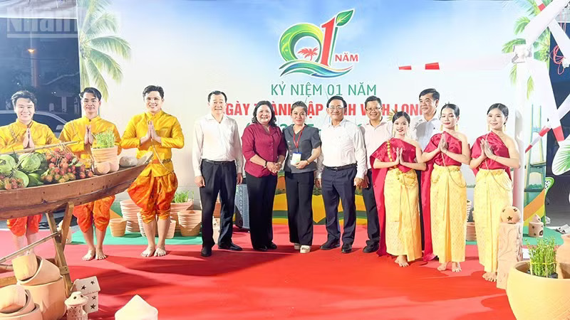 L&atilde;nh đạo tỉnh tham quan gian h&agrave;ng trưng b&agrave;y sản phẩm ti&ecirc;u biểu của tỉnh.