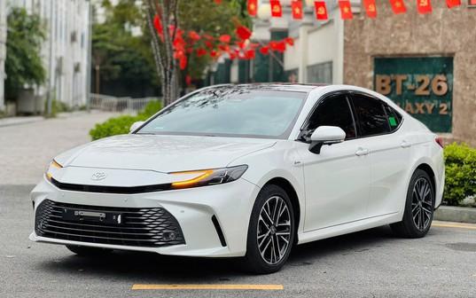 Toyota giảm 140 triệu đồng giá Camry Hybrid, chỉ còn bán phiên bản điện hóa tại Việt Nam