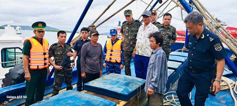 Hải quan phối hợp bắt tàu chở 30.000 lít dầu DO không rõ nguồn gốc