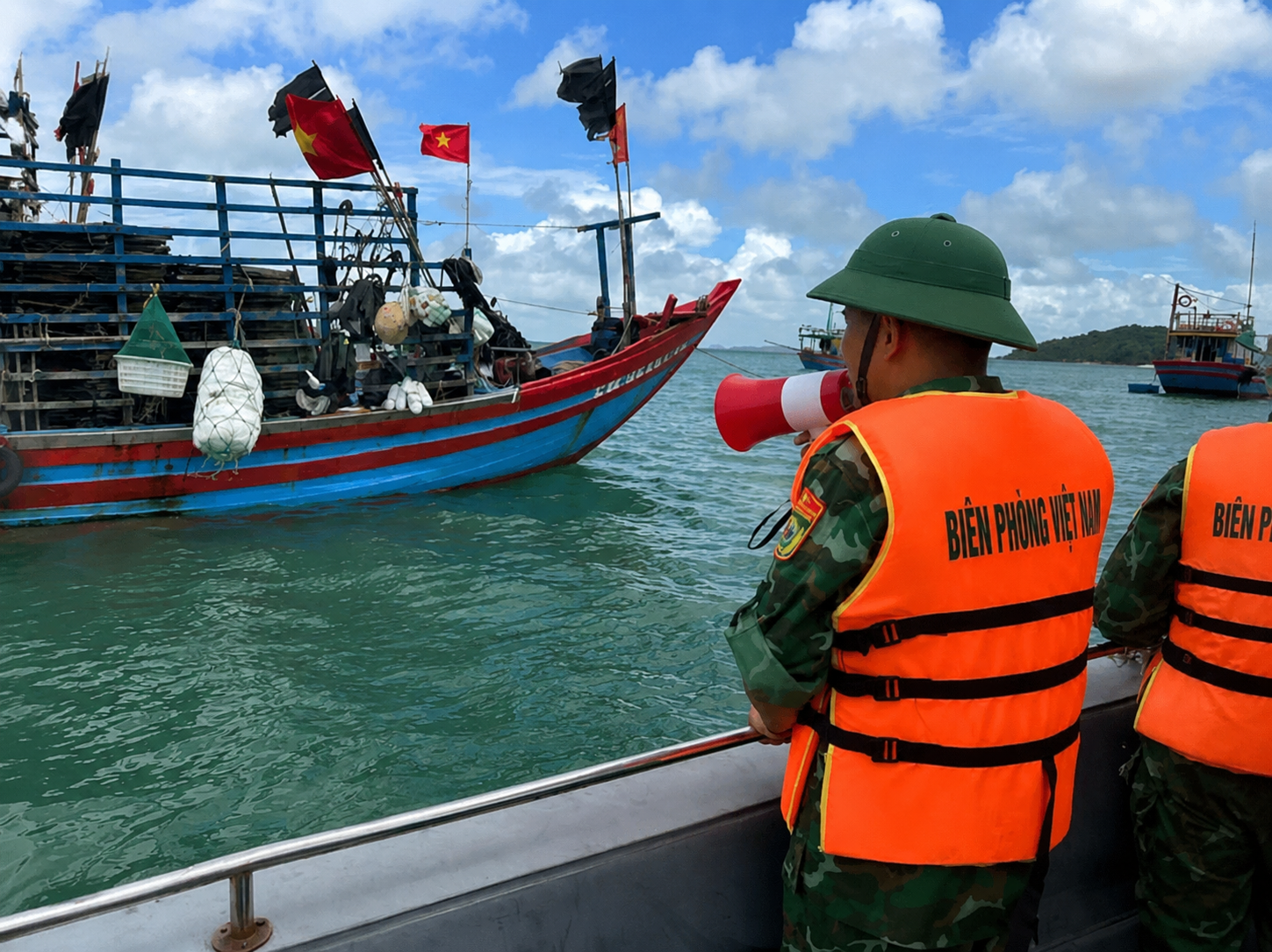 Lực lượng bi&ecirc;n ph&ograve;ng tuyến biển hướng dẫn t&agrave;u thuyền ở tỉnh Quảng Ninh v&agrave;o bờ tr&aacute;nh tr&uacute; b&atilde;o số 1. Ảnh: Bi&ecirc;n ph&ograve;ng Quảng Ninh