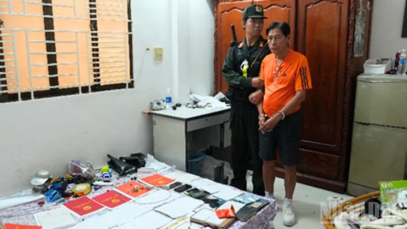 Đối tượng bị Cơ quan Cảnh s&aacute;t điều tra, C&ocirc;ng an th&agrave;nh phố Cần Thơ bắt giữ về h&agrave;nh vi đ&aacute;nh bạc v&agrave; tổ chức đ&aacute;nh bạc.