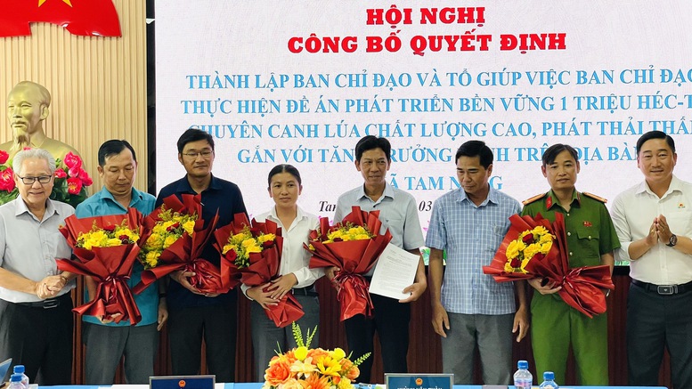 X&atilde; Tam N&ocirc;ng c&ocirc;ng bố Ban Chỉ đạo thực hiện Đề &aacute;n 1 triệu ha l&uacute;a chất lượng cao, ph&aacute;t thải thấp, tạo đầu mối điều phối để đưa chủ trương của Ch&iacute;nh phủ đến từng c&aacute;nh đồng - Ảnh: VGP/LS
