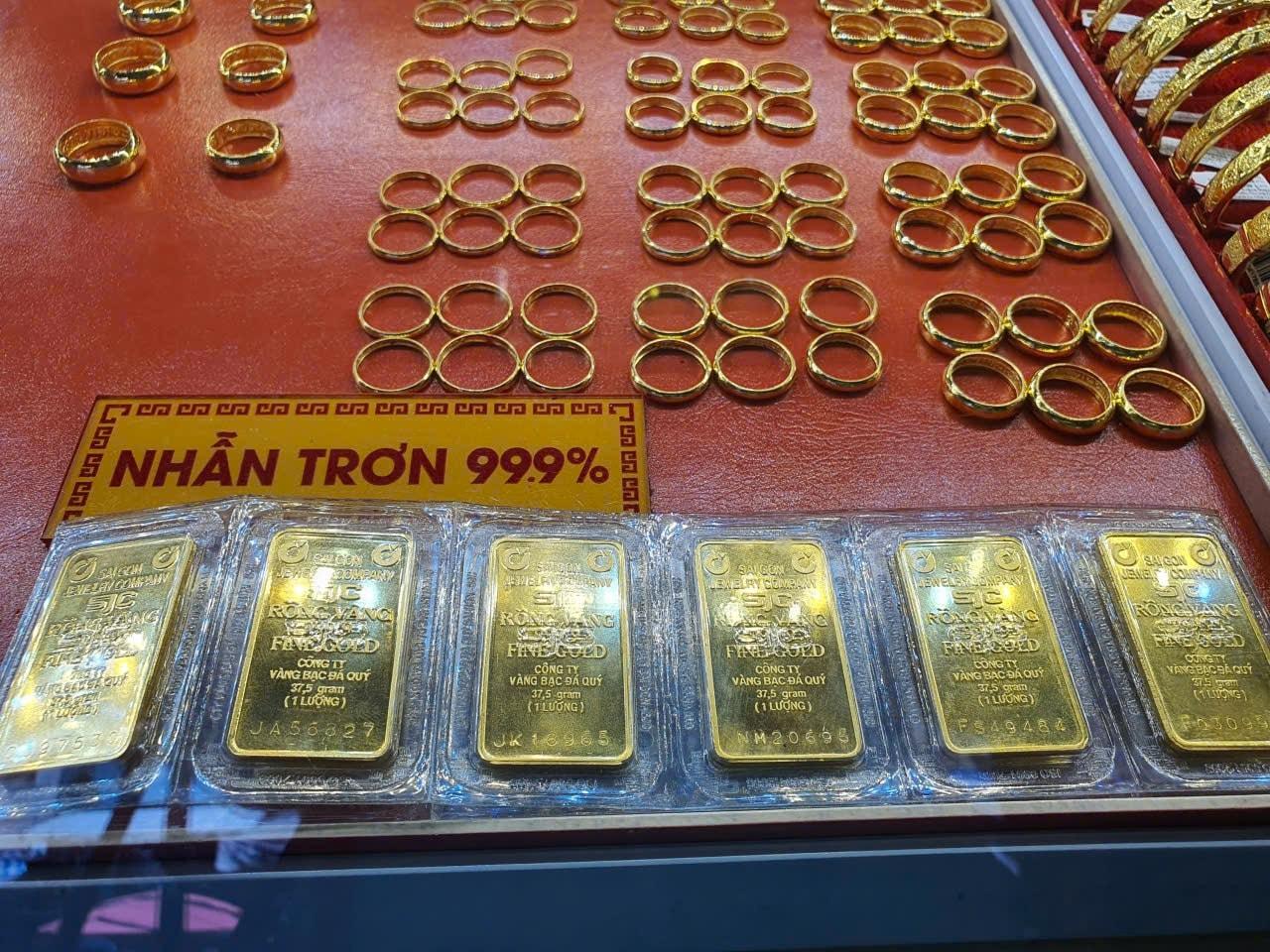Giá vàng hôm nay 5/7: Vàng miếng giữ mốc 151,4 triệu đồng/lượng, vàng thế giới tăng mạnh