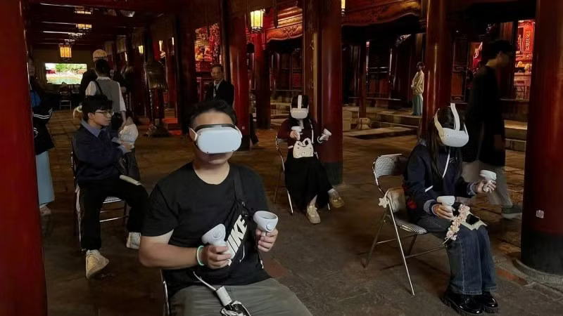 C&ocirc;ng nghệ thực tế ảo gi&uacute;p tour đ&ecirc;m Văn Miếu-Quốc Tử Gi&aacute;m th&ecirc;m hấp dẫn. (Ảnh: Văn Miếu-Quốc Tử Gi&aacute;m)