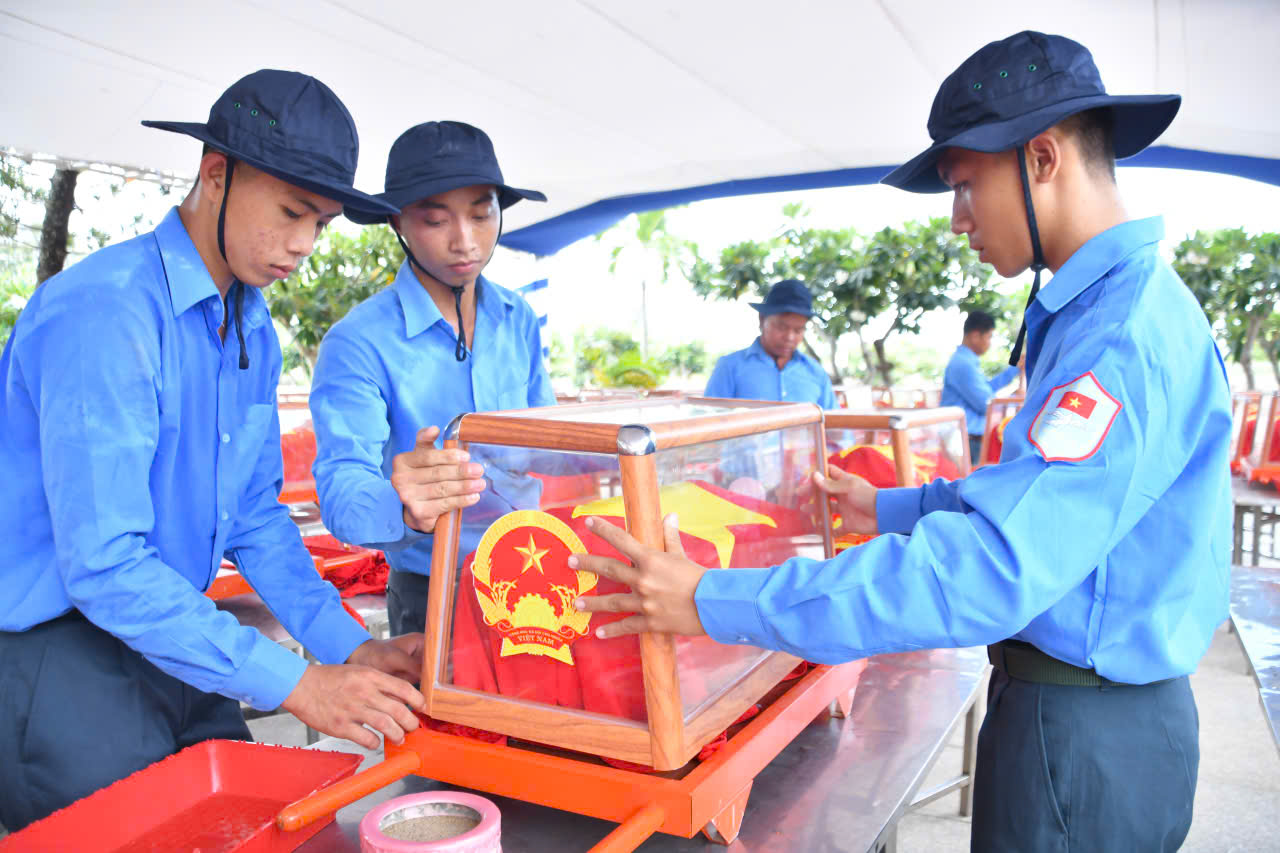 Chu&acirc;̉n bị nghi thức an táng c&aacute;c h&agrave;i cốt liệt sĩ tại Nghĩa trang Dốc B&agrave; Đắc - Ảnh: VGP/QK9
