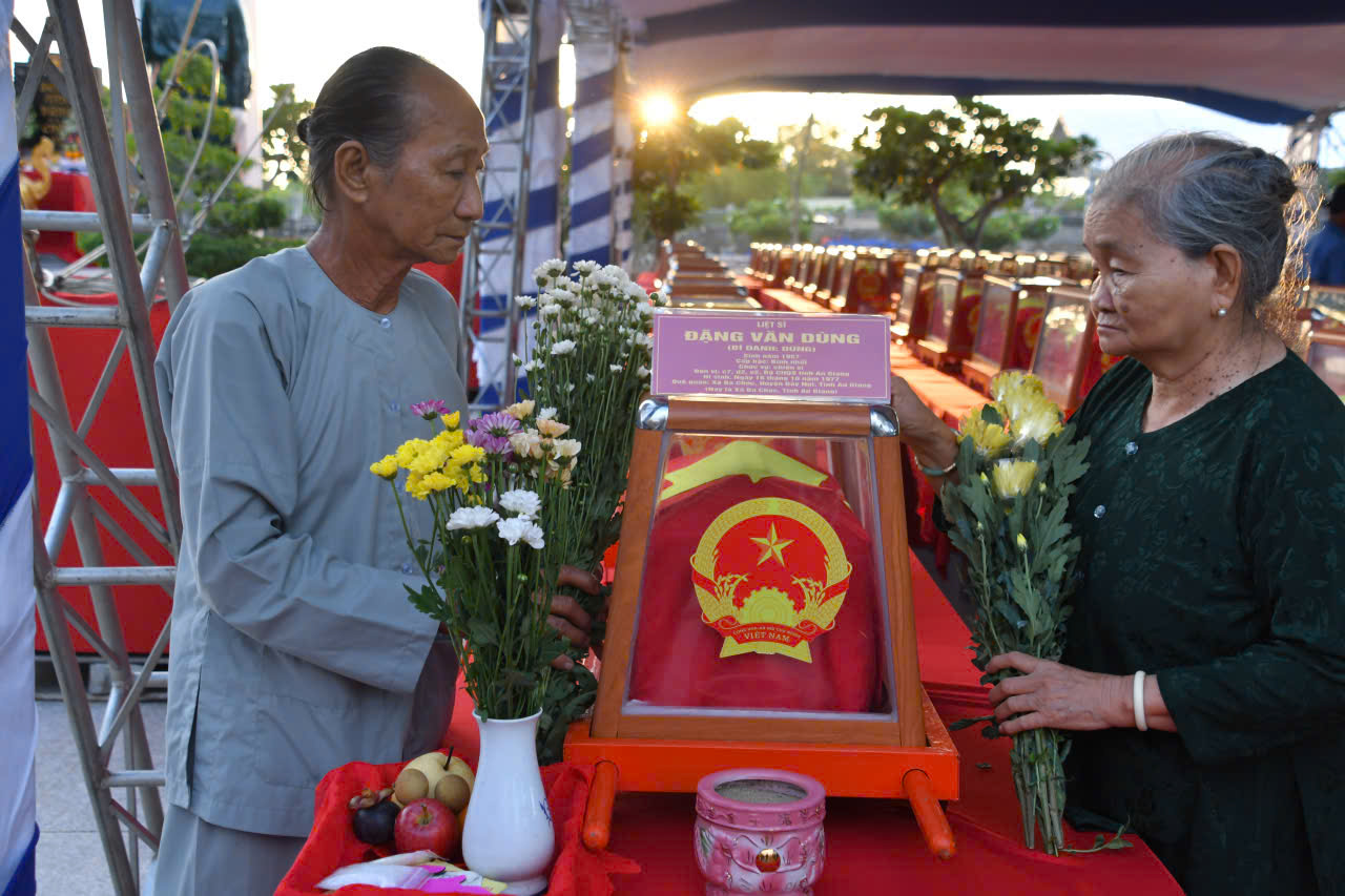 Bà Đặng Thị Bé (chị ru&ocirc;̣t) và &ocirc;ng Đặng Văn Hùng (anh ru&ocirc;̣t) b&ecirc;n h&agrave;i cốt liệt sĩ Đặng Văn Dừng (Dũng) do Đ&ocirc;̣i K93 tìm ki&ecirc;́m, quy t&acirc;̣p và xác định danh tính - Ảnh: VGP/QK9