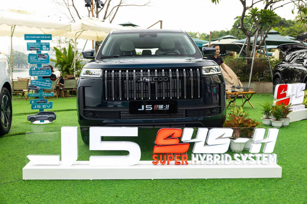 Jaecoo J5 được ph&acirc;n phối với bốn phi&ecirc;n bản gồm J5 Premium, J5 SHS-H Premium, J5 SHS-H Flagship v&agrave; J5 BEV Flagship