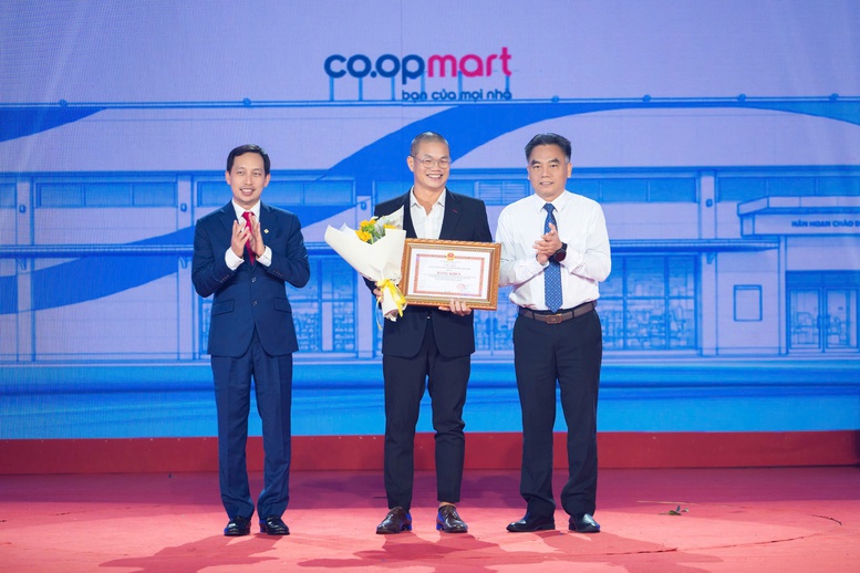 Chủ tịch UBND Th&agrave;nh phố Hồ Ch&iacute; Minh trao Bằng khen về th&agrave;nh t&iacute;ch xuất sắc trong phong tr&agrave;o thi đua 2024 - 2025 cho Co.opmart Cống Quỳnh - Ảnh: VGP/LT