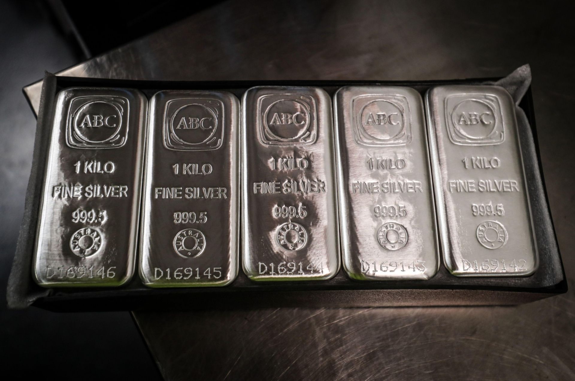 Giá bạc hôm nay 12/7: Bạc tăng mạnh, tiến sát mốc 61 USD/ounce
