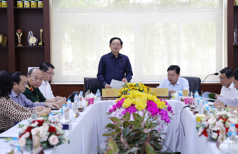 Ph&oacute; Thủ tướng Hồ Quốc Dũng l&agrave;m việc với C&ocirc;ng ty Antesco - Ảnh: VGP/Gia Huy