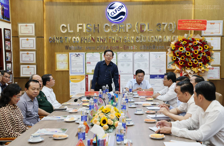 Ph&oacute; Thủ tướng Hồ Quốc Dũng l&agrave;m việc với C&ocirc;ng ty Cổ phần Xuất nhập khẩu thuỷ sản Cửu Long An Giang - Ảnh: VGP/Gia Huy