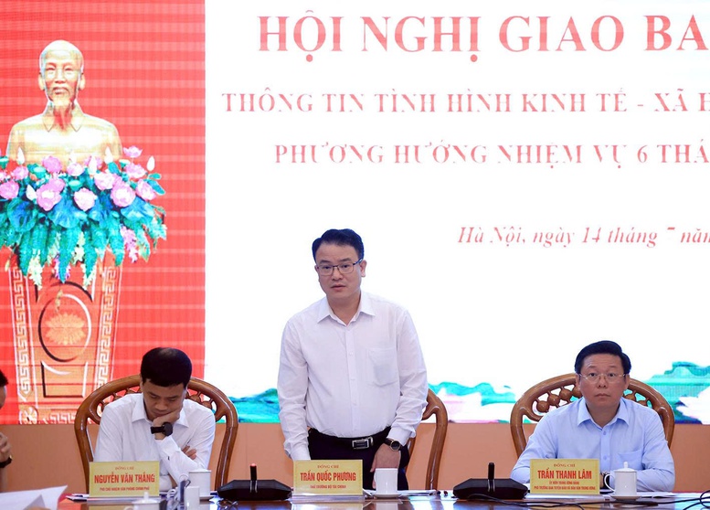 Thứ trưởng Bộ T&agrave;i ch&iacute;nh Trần Quốc Phương b&aacute;o c&aacute;o kết quả kinh tế - x&atilde; hội 6 th&aacute;ng đầu năm tại Hội nghị - Ảnh: VGP/Vũ Phong