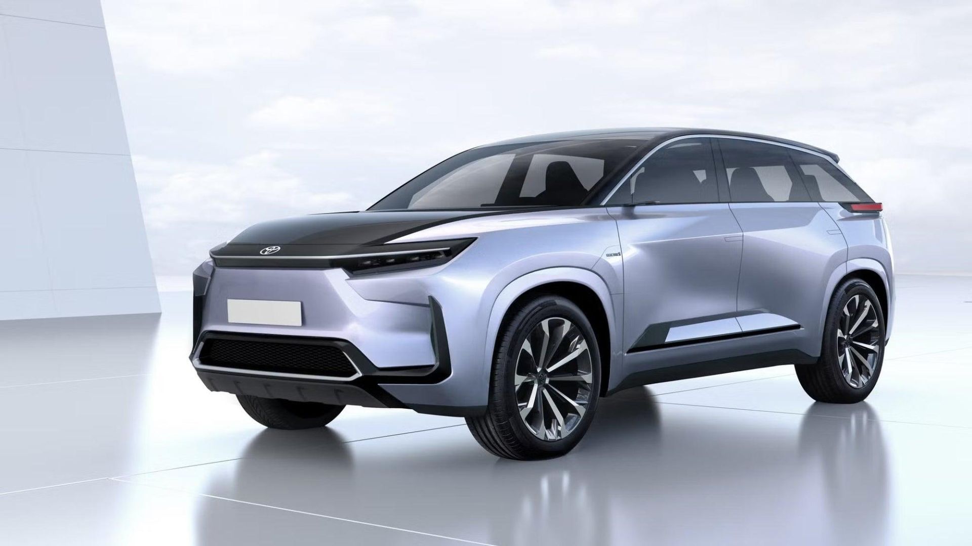 Toyota x&aacute;c nhận l&ugrave;i tiến độ sản xuất Highlander thuần điện, trong khi c&aacute;c phi&ecirc;n bản xăng v&agrave; hybrid tiếp tục được b&aacute;n đến hết năm 2026.