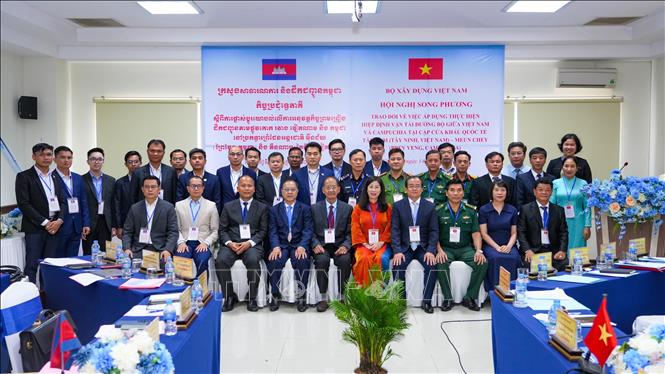Đại biểu Việt Nam v&agrave; Campuchia chụp ảnh lưu niệm sau Hội nghị song phương thống nhất triển khai Hiệp định vận tải đường bộ tại cặp cửa khẩu quốc tế T&acirc;n Nam - Meun Chey.