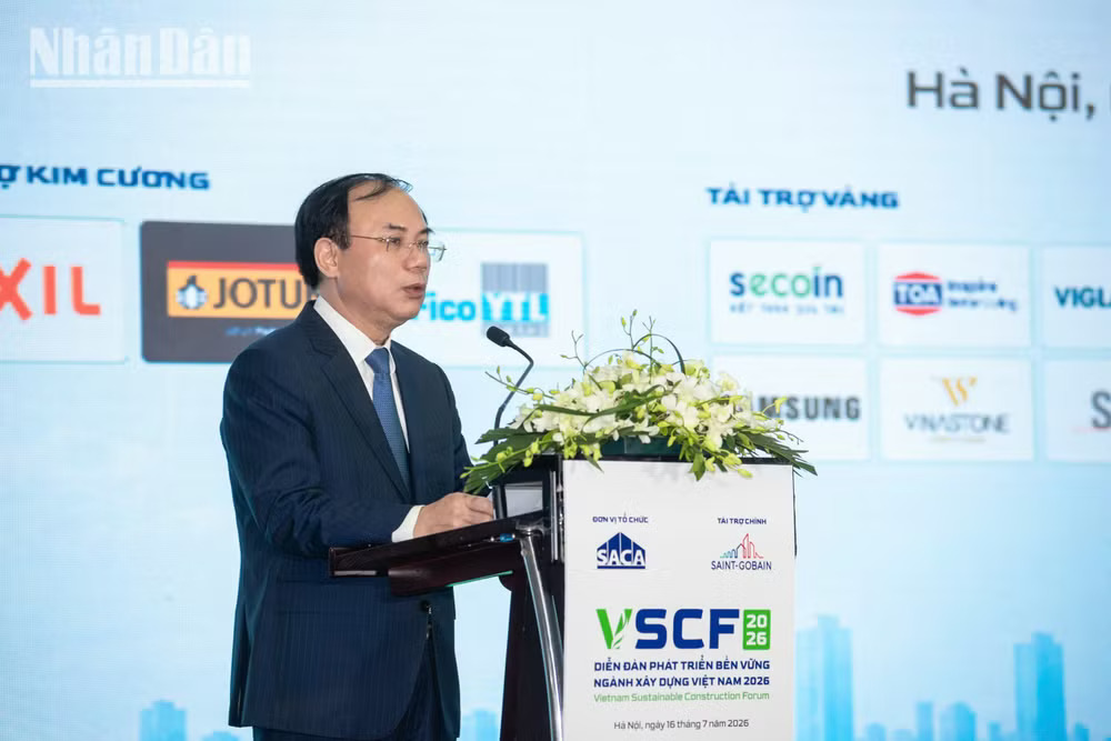 Thứ trưởng Nguyễn Văn Sinh đ&aacute;nh gi&aacute; cao &yacute; nghĩa của sự kiện VSCF 2026 trong c&ocirc;ng t&aacute;c th&uacute;c đẩy ph&aacute;t triển c&ocirc;ng tr&igrave;nh v&agrave; vật liệu xanh của Việt Nam. (Ảnh: MINH DUY)