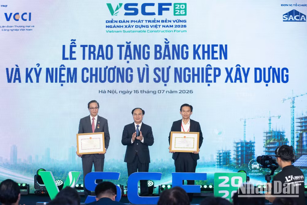 Th&agrave;nh phố Hồ Ch&iacute; Minh được trao bằng khen của Bộ X&acirc;y dựng v&igrave; những đ&oacute;ng g&oacute;p cho tiến tr&igrave;nh chuyển đổi xanh, kinh tế tuần ho&agrave;n v&agrave; ph&aacute;t thải thấp. (Ảnh: MINH DUY)