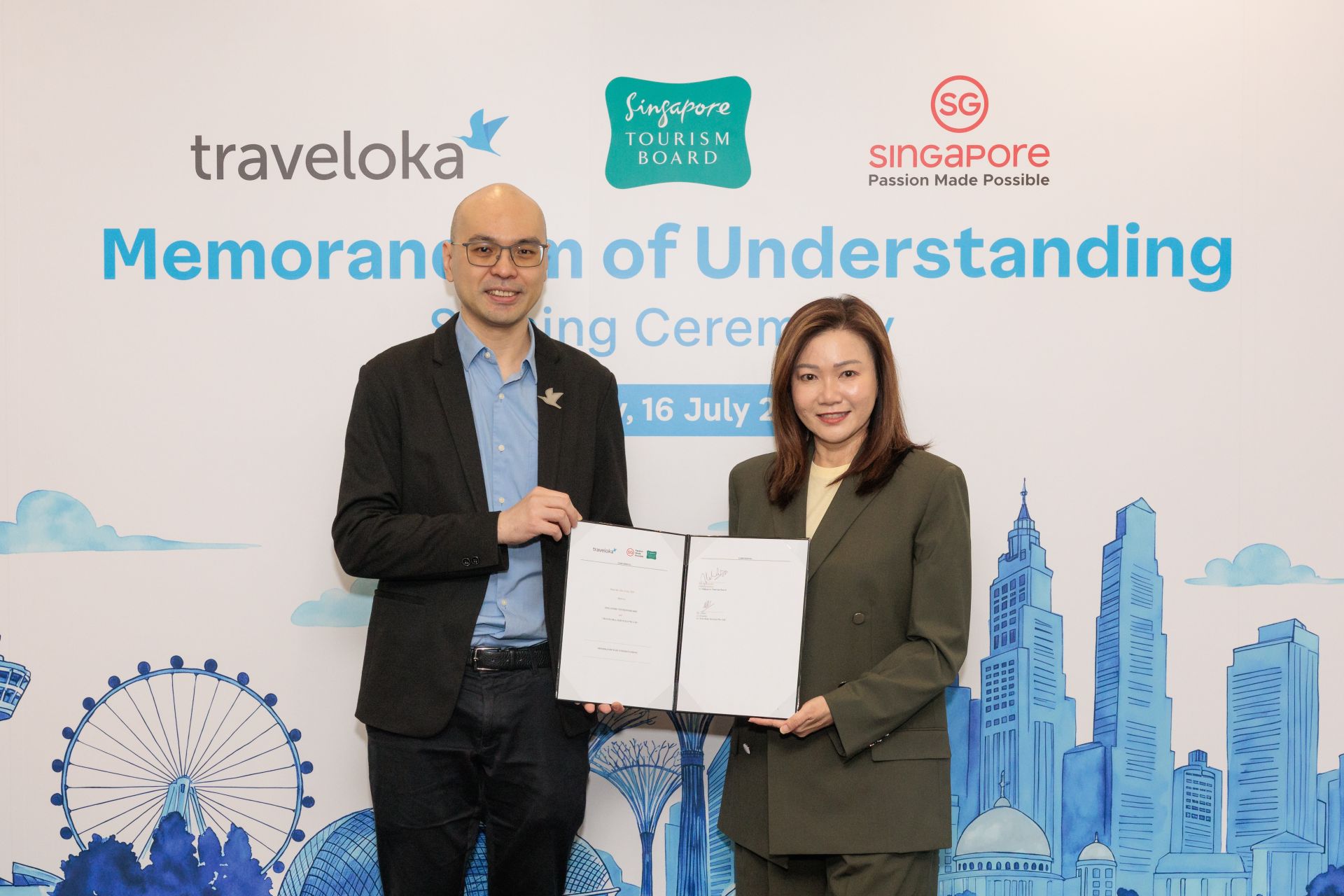 B&agrave; Melissa Ow, Tổng Gi&aacute;m đốc Tổng cục Du lịch Singapore (STB), v&agrave; &ocirc;ng Albert, Đồng s&aacute;ng lập Traveloka, k&yacute; kết Bi&ecirc;n bản Ghi nhớ Hợp t&aacute;c (MoU) nhằm th&uacute;c đẩy quảng b&aacute; Singapore đến du kh&aacute;ch tại năm thị trường trọng điểm: Indonesia, Malaysia, Th&aacute;i Lan, Việt Nam v&agrave; Australia. (Nguồn: Traveloka)