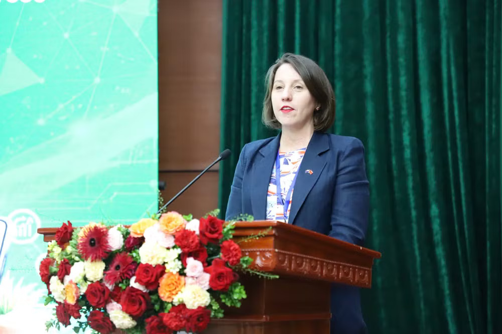 B&agrave; Ren&eacute;e Deschamps, Đại biện l&acirc;m thời Đại sứ qu&aacute;n Australia tại Việt Nam, ph&aacute;t biểu tại Hội thảo. (Ảnh: BTC)