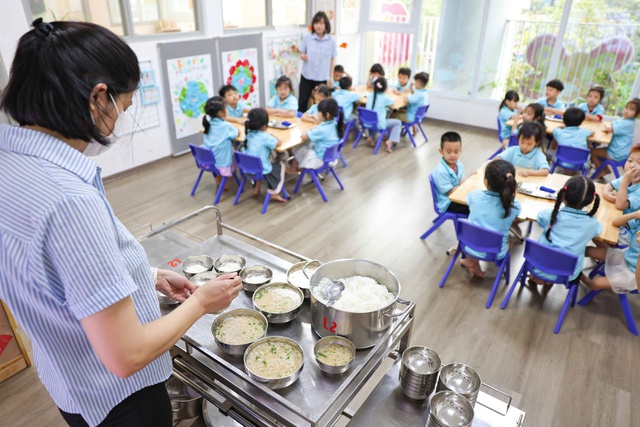 Hà Nội siết chặt quy trình an toàn thực phẩm bữa ăn bán trú hè