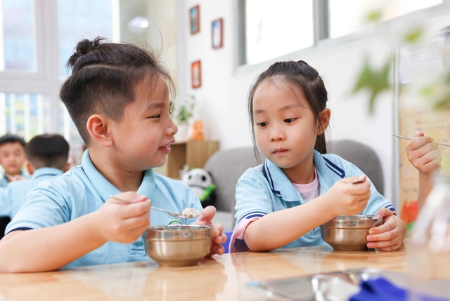 Ch&iacute;nh s&aacute;ch hỗ trợ bữa ăn b&aacute;n tr&uacute; được thực hiện tại H&agrave; Nội 1 năm qua đ&atilde; mang lại hiệu quả t&iacute;ch cực, g&oacute;p phần n&acirc;ng cao thể chất, chất lượng học tập của học sinh. Ảnh: Thanh T&ugrave;ng