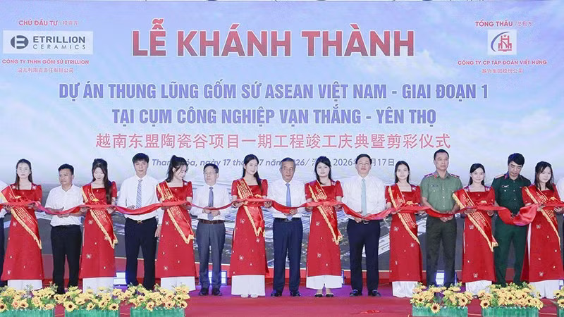 C&aacute;c đại biểu cắt băng kh&aacute;nh th&agrave;nh dự &aacute;n Thung lũng Gốm sứ Asean Việt Nam-giai đoạn 1.